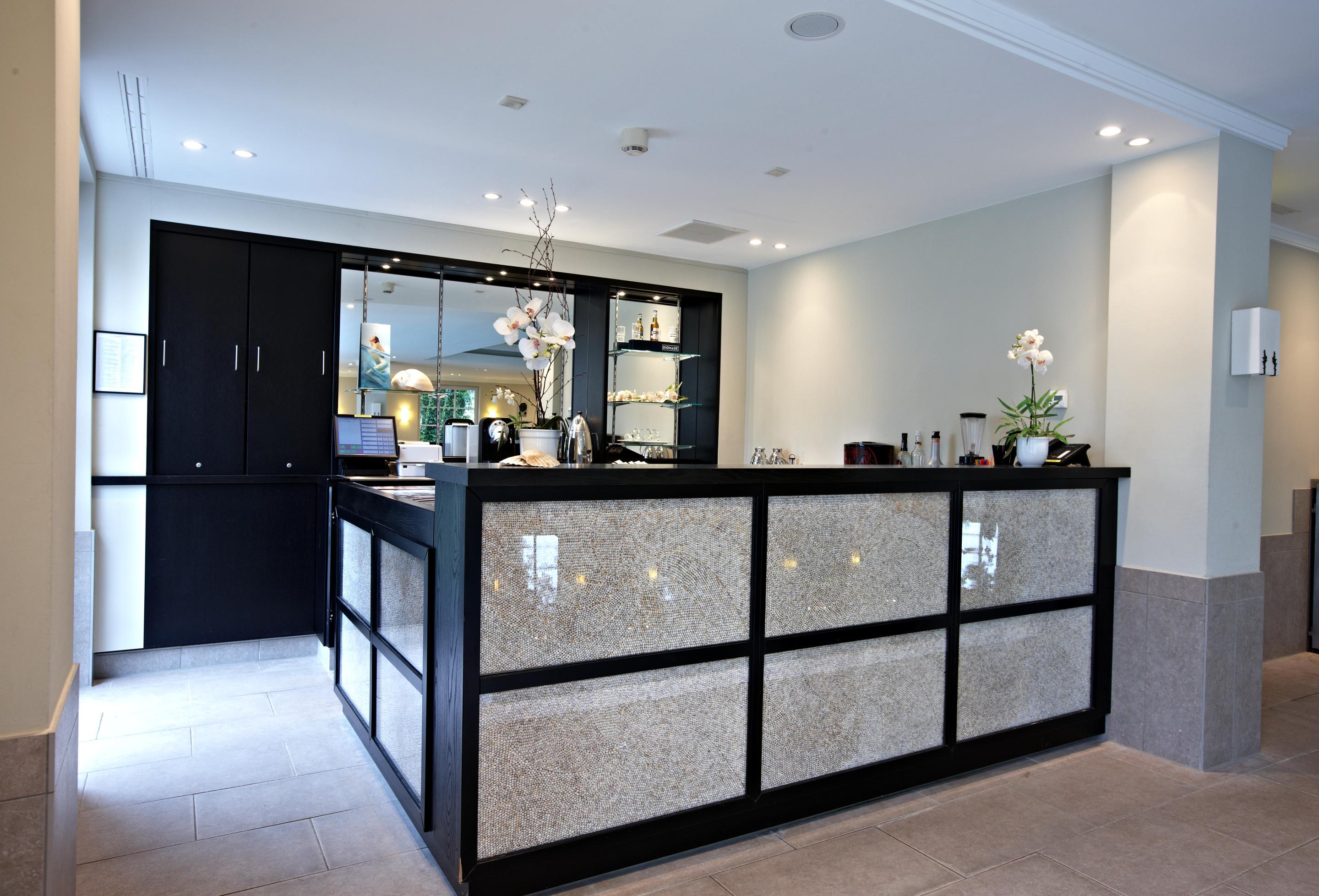 Strandhotel Цингст Екстер'єр фото Reception desk at the hotel