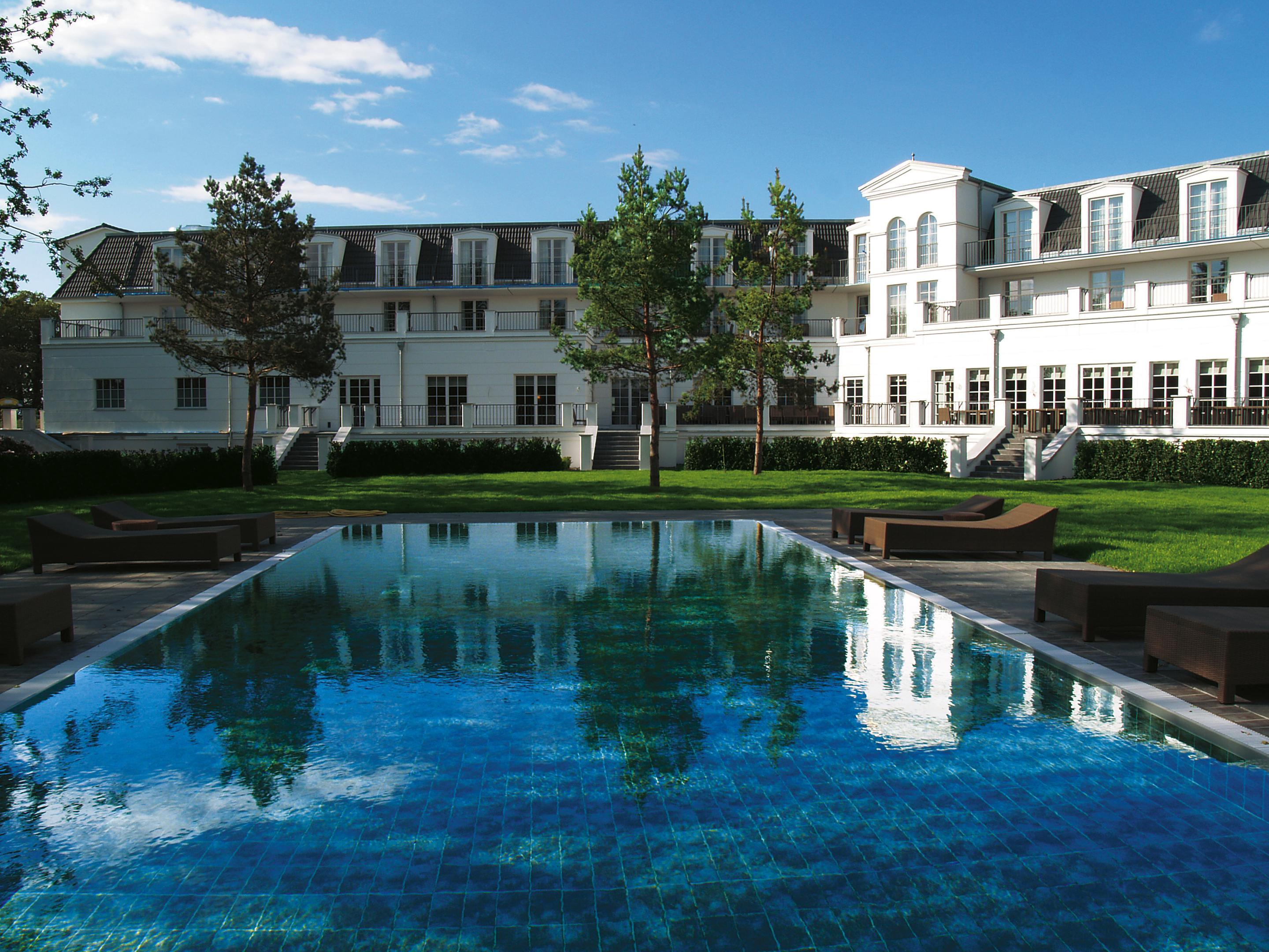 Strandhotel Цингст Екстер'єр фото The swimming pool at the hotel