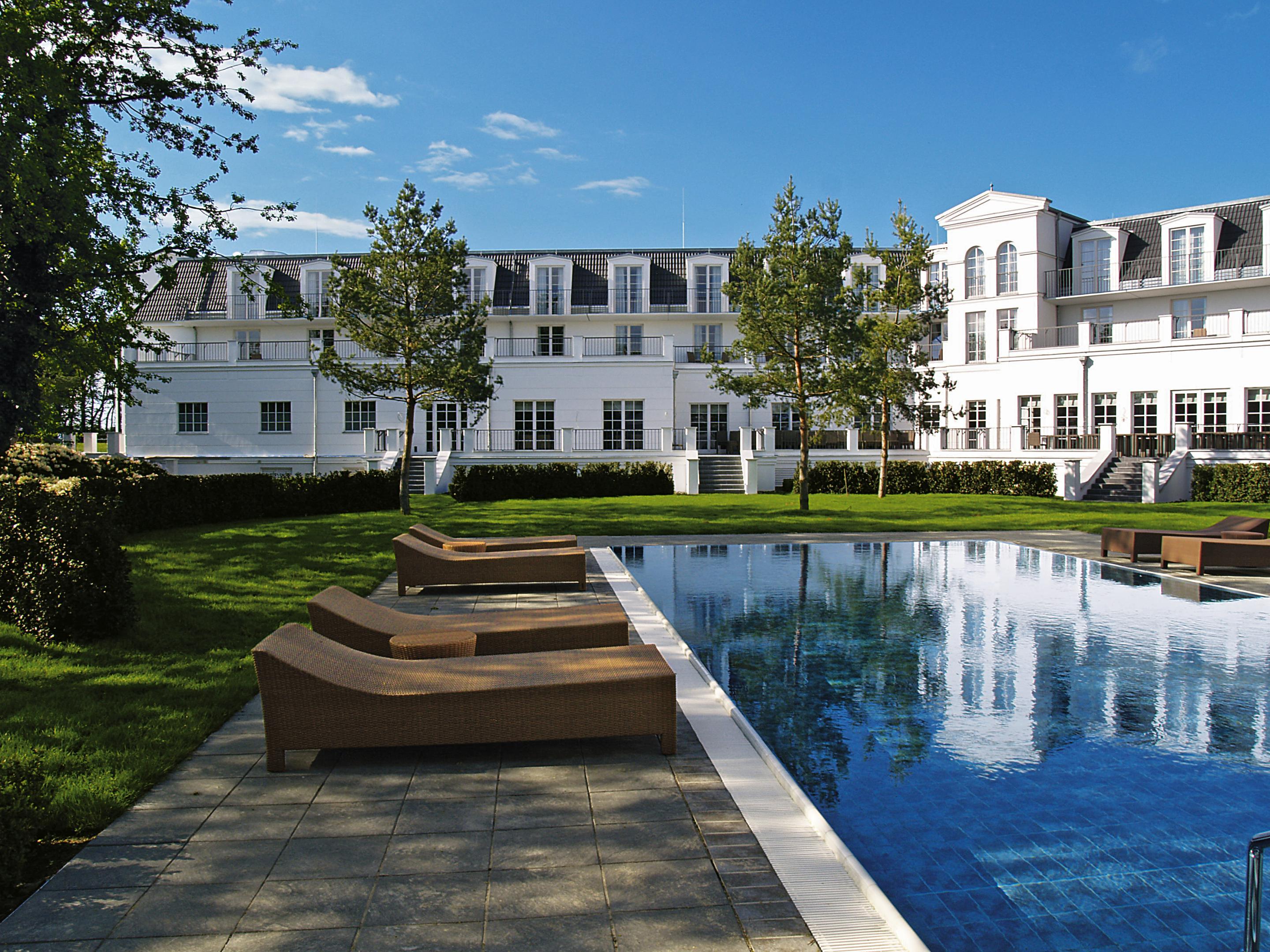 Strandhotel Цингст Екстер'єр фото The swimming pool at the hotel