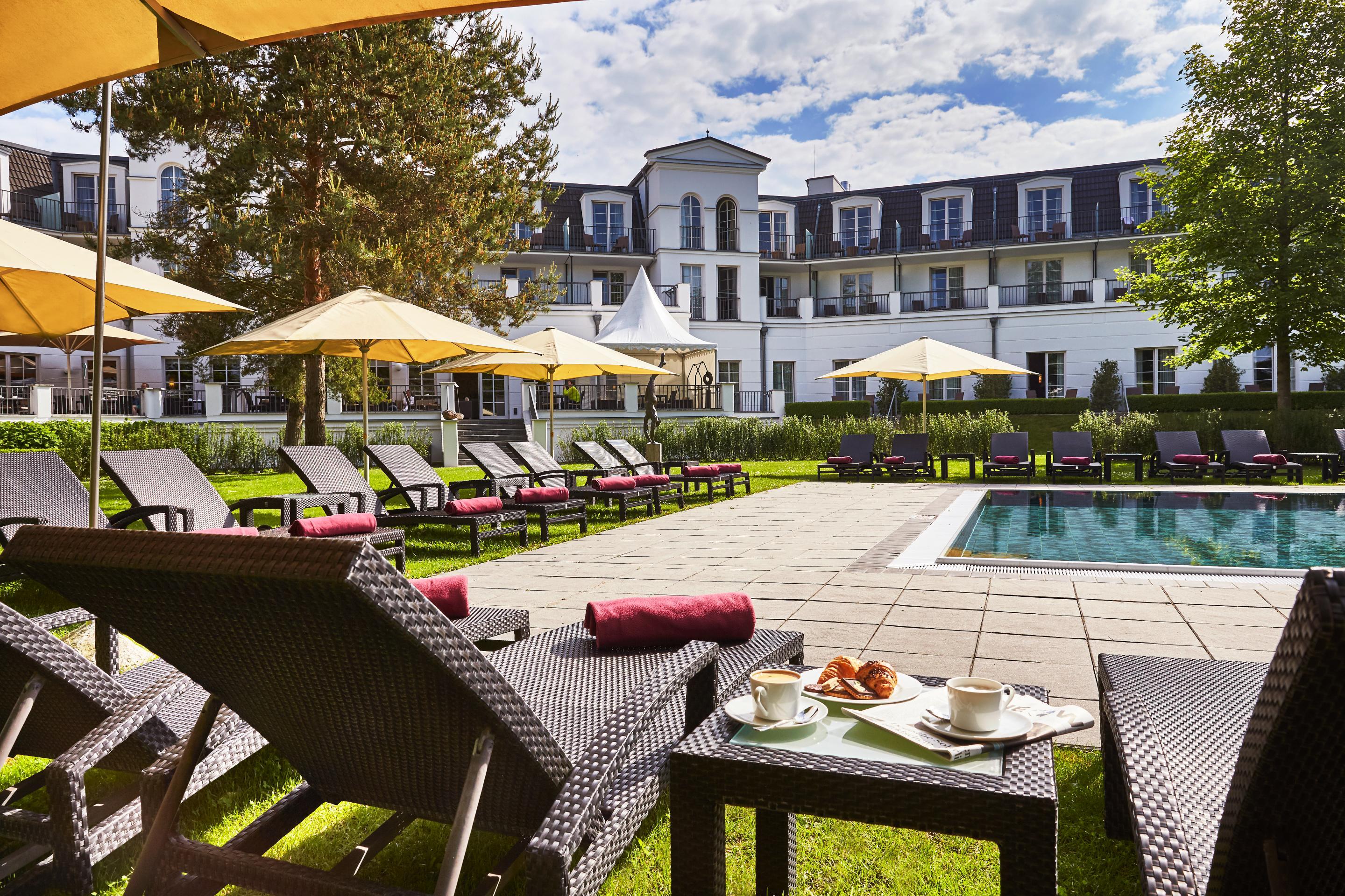 Strandhotel Цингст Екстер'єр фото The Hotel's swimming pool