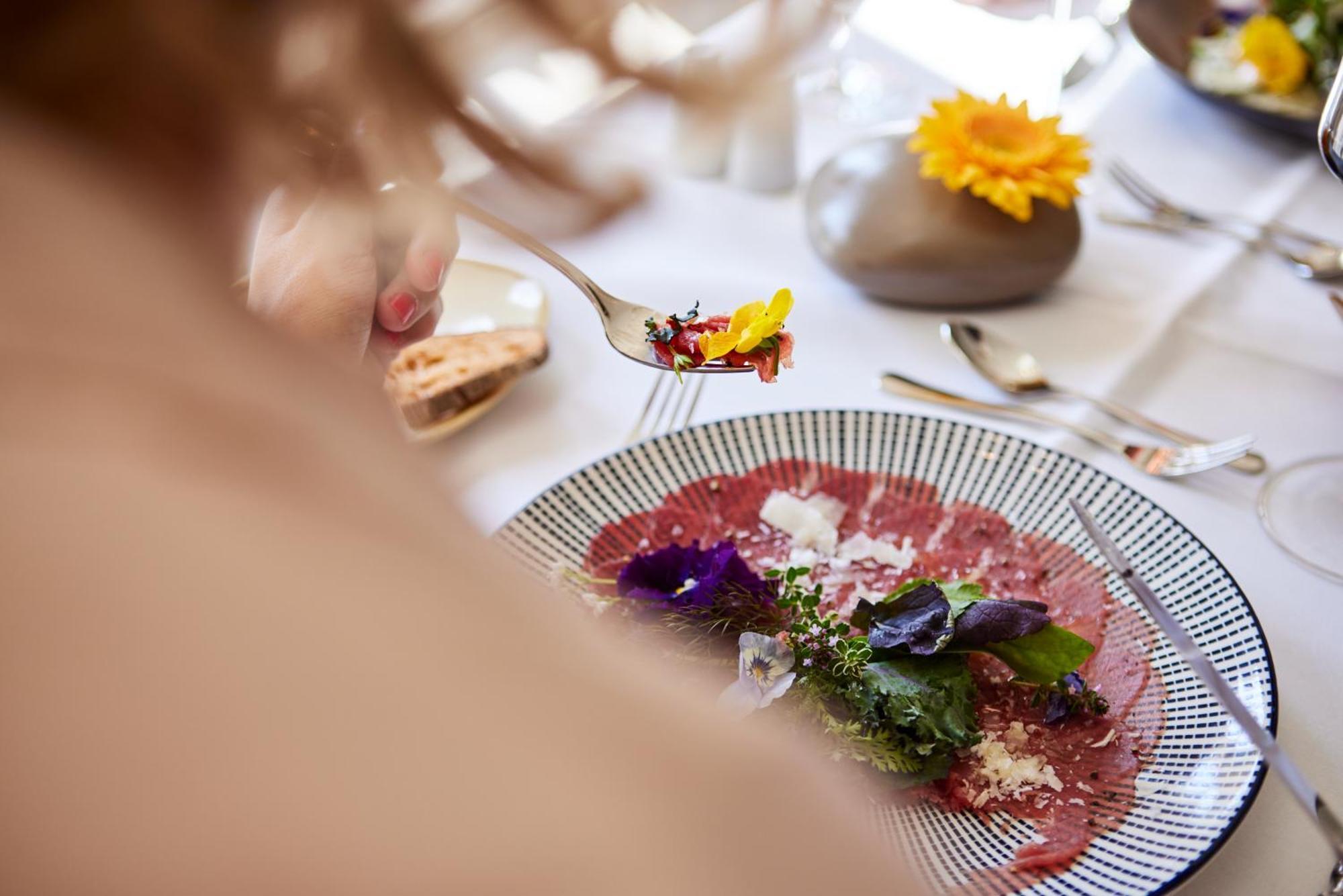 Strandhotel Цингст Екстер'єр фото A salad with edible flowers