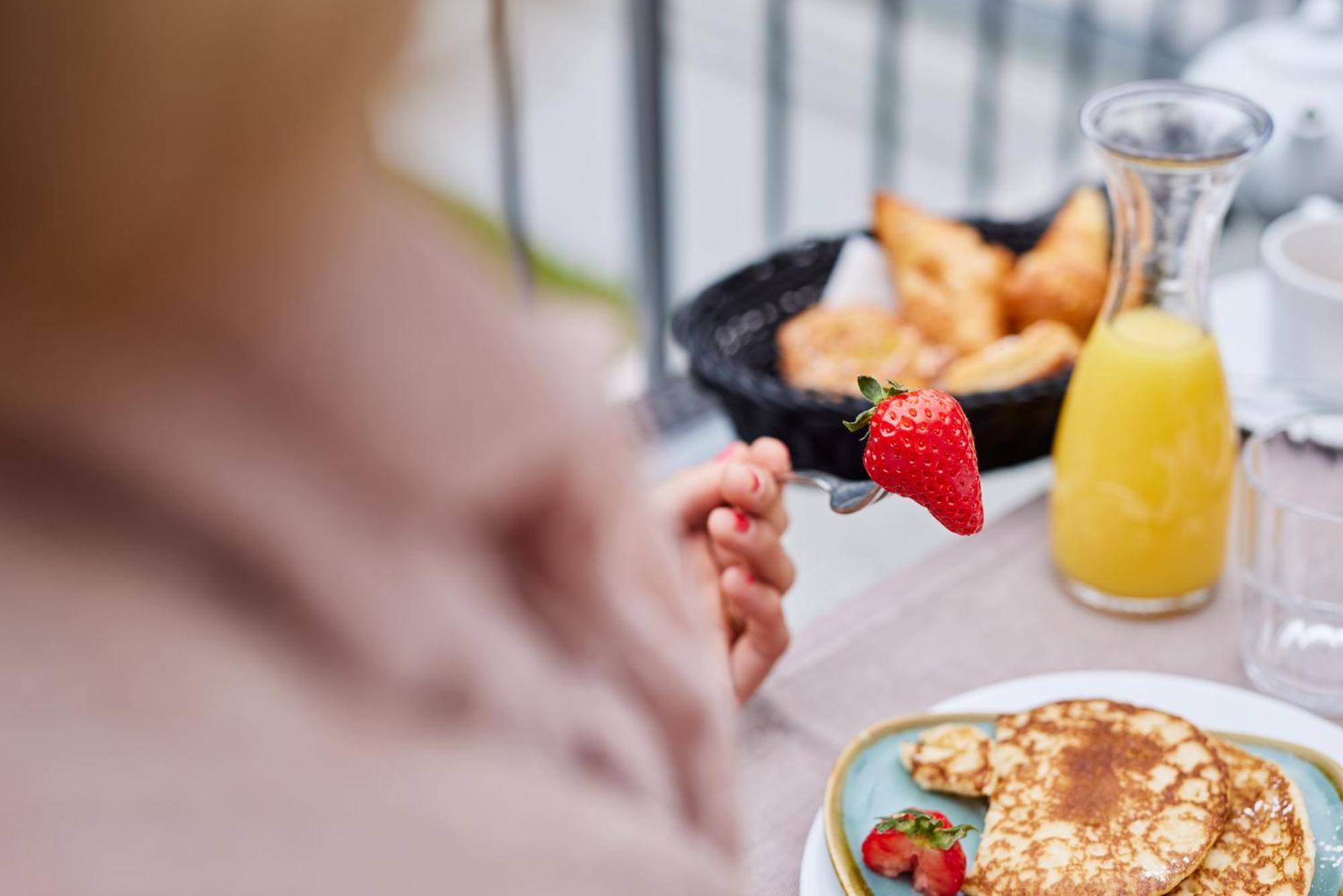 Strandhotel Цингст Екстер'єр фото A woman eating a healthy breakfast