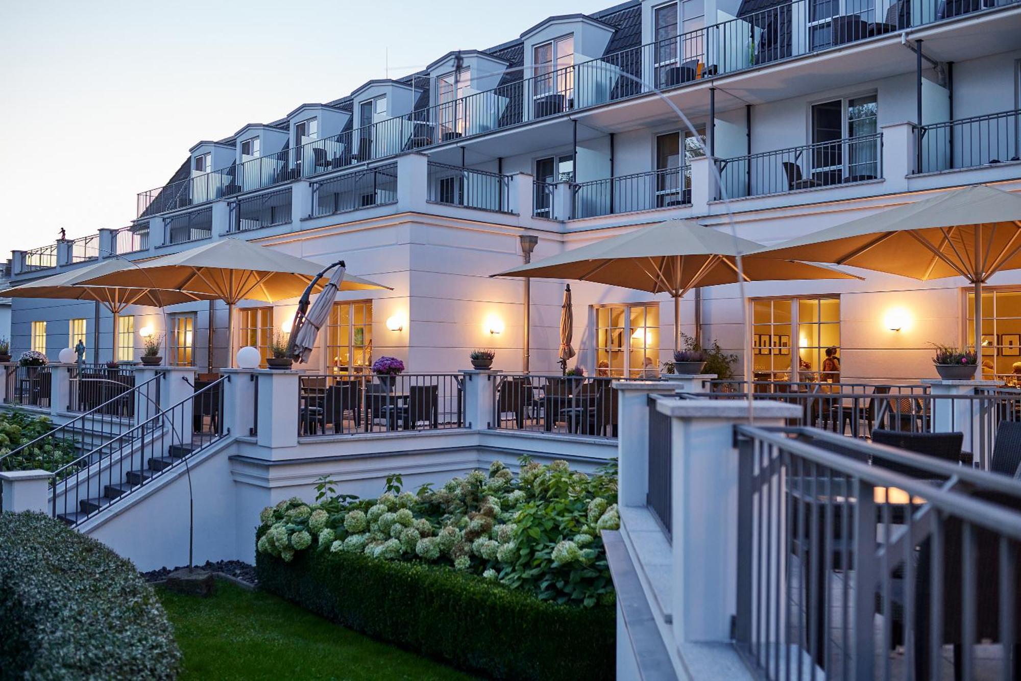 Strandhotel Цингст Екстер'єр фото The hotel's garden