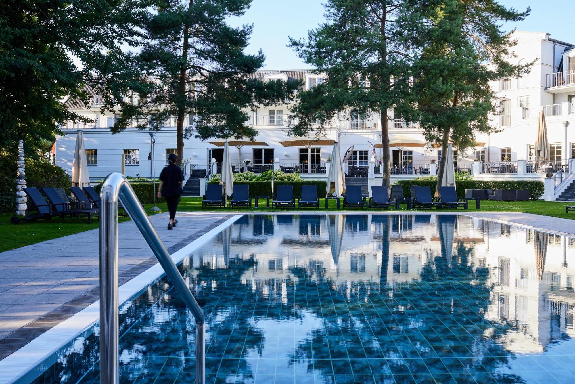 Strandhotel Цингст Екстер'єр фото The swimming pool at the hotel