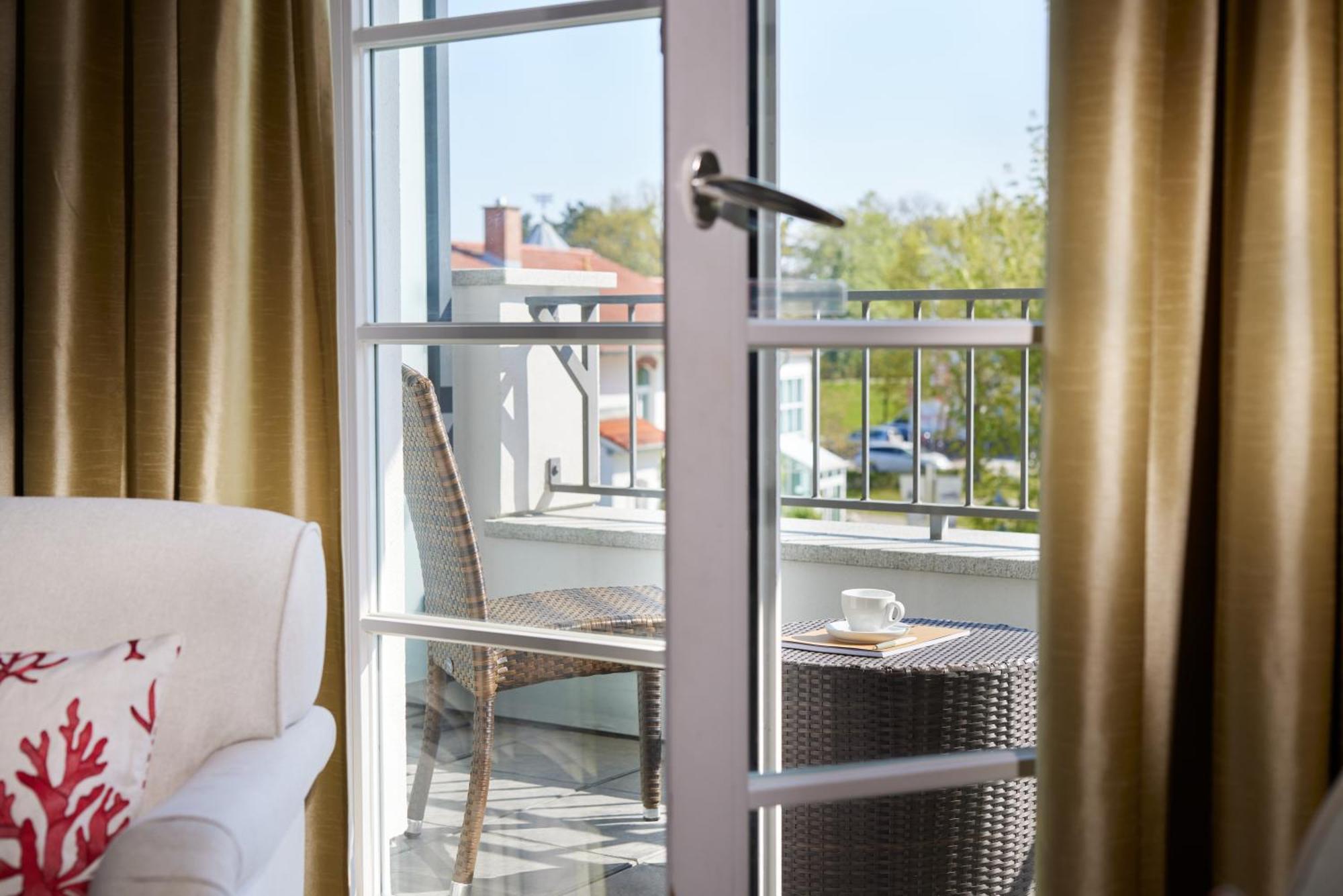 Strandhotel Цингст Екстер'єр фото A French door
